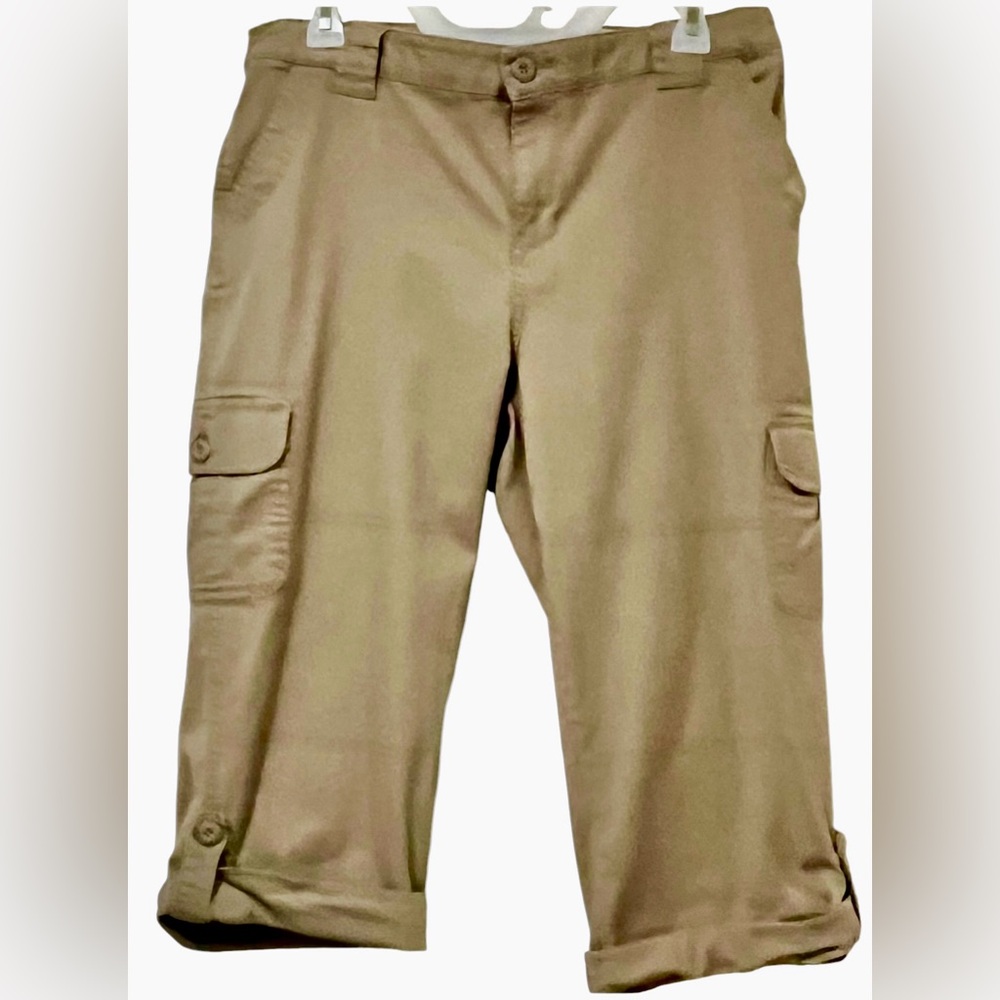 St John’s Bay Kahki 3/4 Cargo pants